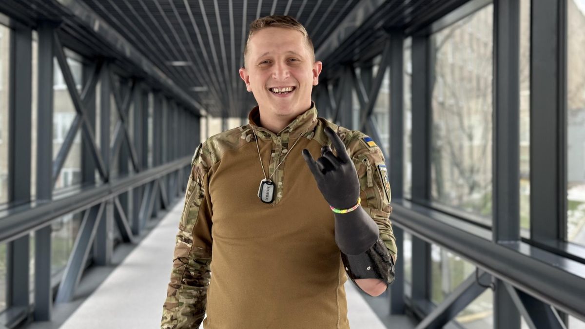 Ukrajinský voják přišel o paži, na frontu se vrací s bionickou rukou